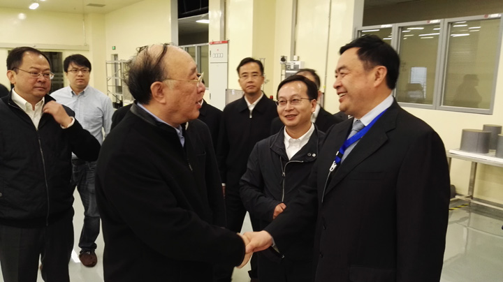 2重慶市市長黃奇帆與趙振元同志親切交談，中立者為重慶超硅總經(jīng)理長陳猛.jpg
