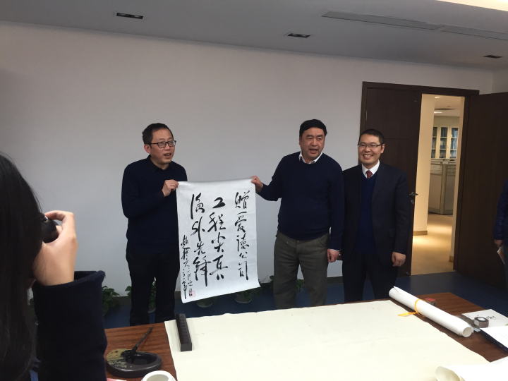 5-趙振元同志與愛德公司總經(jīng)理鄒克，首席顧問崔永祥親切合影.jpg