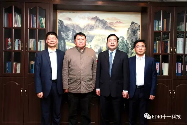 9-趙振元與叢亞?wèn)|、王鵬程、劉成江在辦公室親切合影.webp.jpg