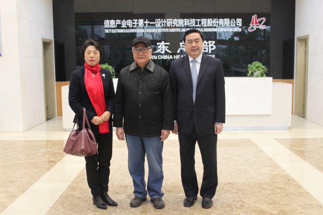 7-趙振元董事長與無錫新能源商會(huì)徐慧絹會(huì)長、原無錫市政協(xié)主席貢培興親切合影.jpg