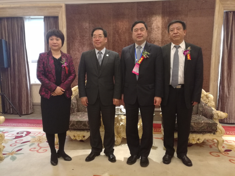 9-趙振元與袁三軍（右一）、孫淑芳（左一）、李中航（左二）親切合影.jpg