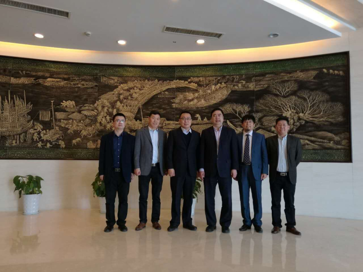 9-趙振元、周安舉、賀奎田、郭明偉與與中天集團(tuán)總裁薛馳、中天科技新能源產(chǎn)業(yè)鏈總經(jīng)理曹紅彬親切合影.jpg