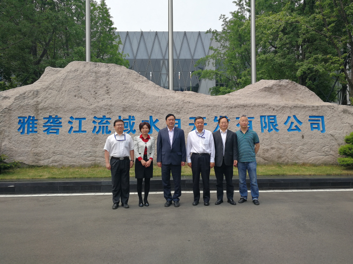 1-趙振元董事長一行與雅礱江祁寧春總經(jīng)理、吳世勇副總經(jīng)理、戰(zhàn)略發(fā)展部副主任周永與親切合影.jpg
